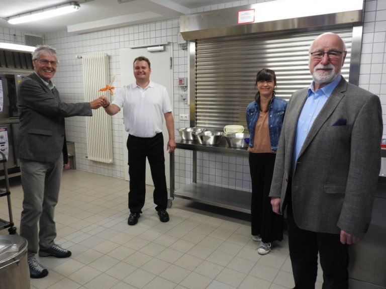 Kochloeffeluebergabe Dorfkueche Kochloeffeluebergabe Dorfkueche