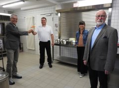 Kochloeffeluebergabe Dorfkueche